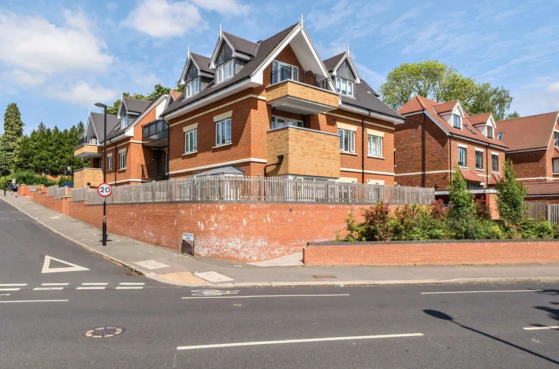 2 bed flat to rent — 94 Foxley Lane, Purley CR8 3NA