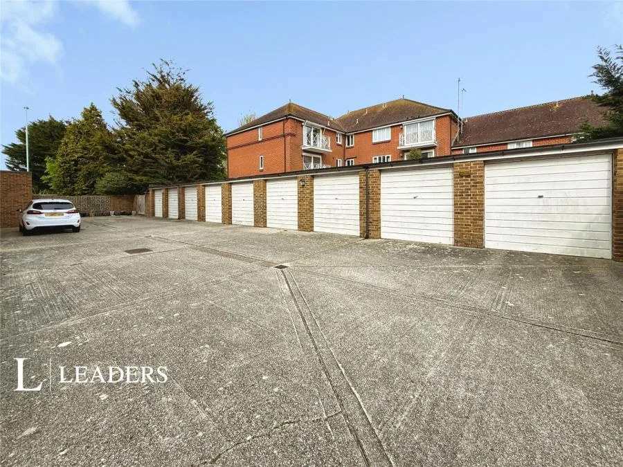 Grand Avenue, Worthing, BN11, photo 12