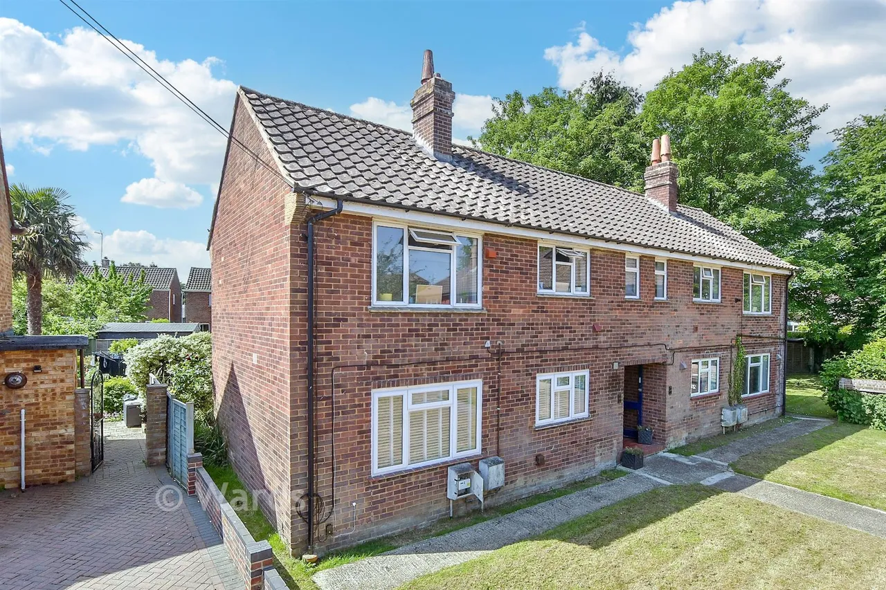 1 bed flat for sale, Falmouth Place, Five Oak Green, TN12