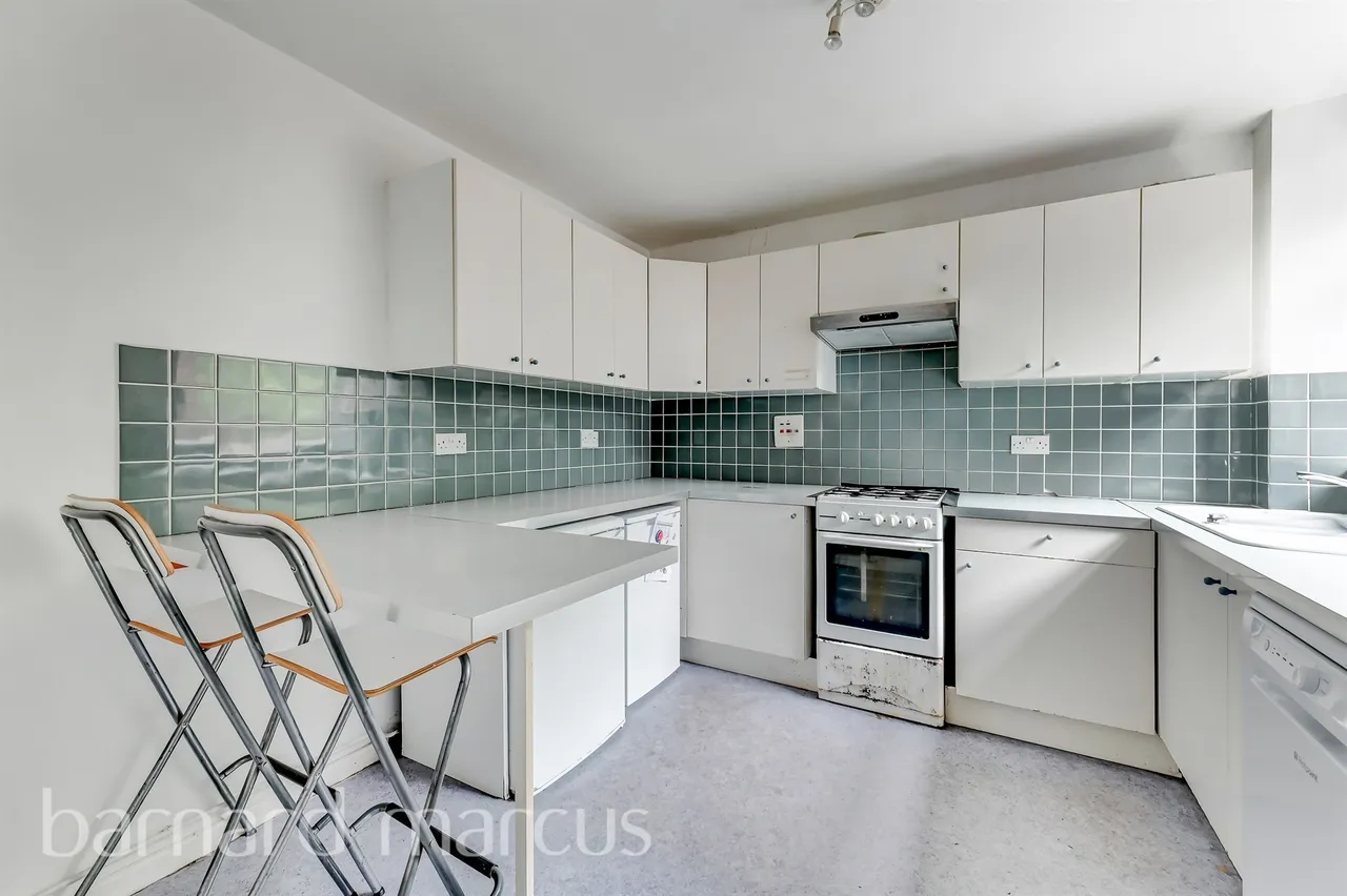 3 bed flat for sale, Bramlands Close, London, SW11