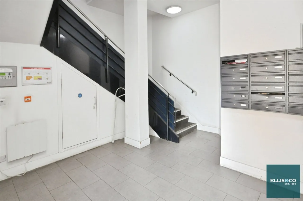 High Road, North Finchley, N12, photo 11
