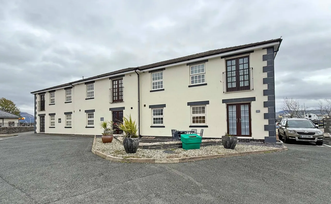 1 bed flat for sale, Porthmadog, LL49