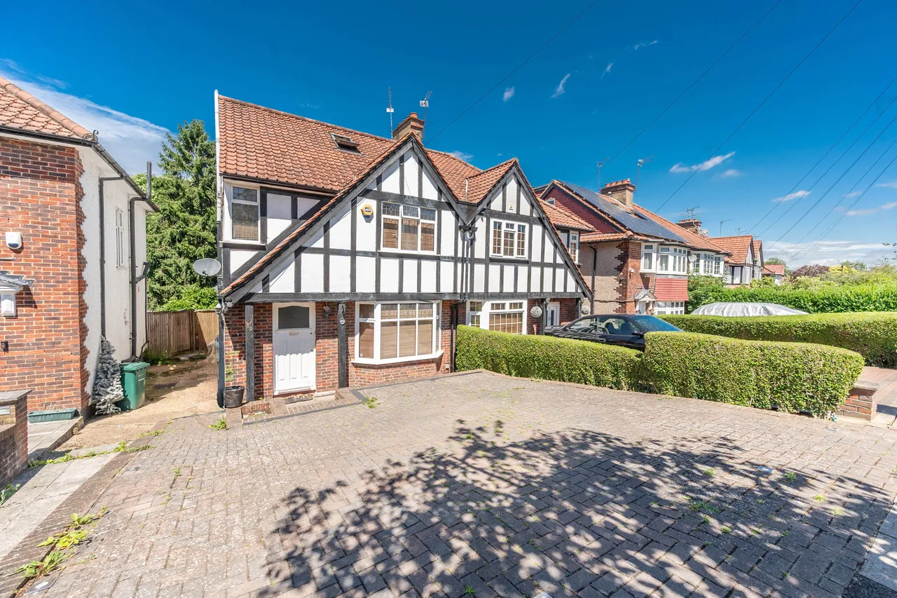 4 bed house to rent — 89 Farm Road, Edgware