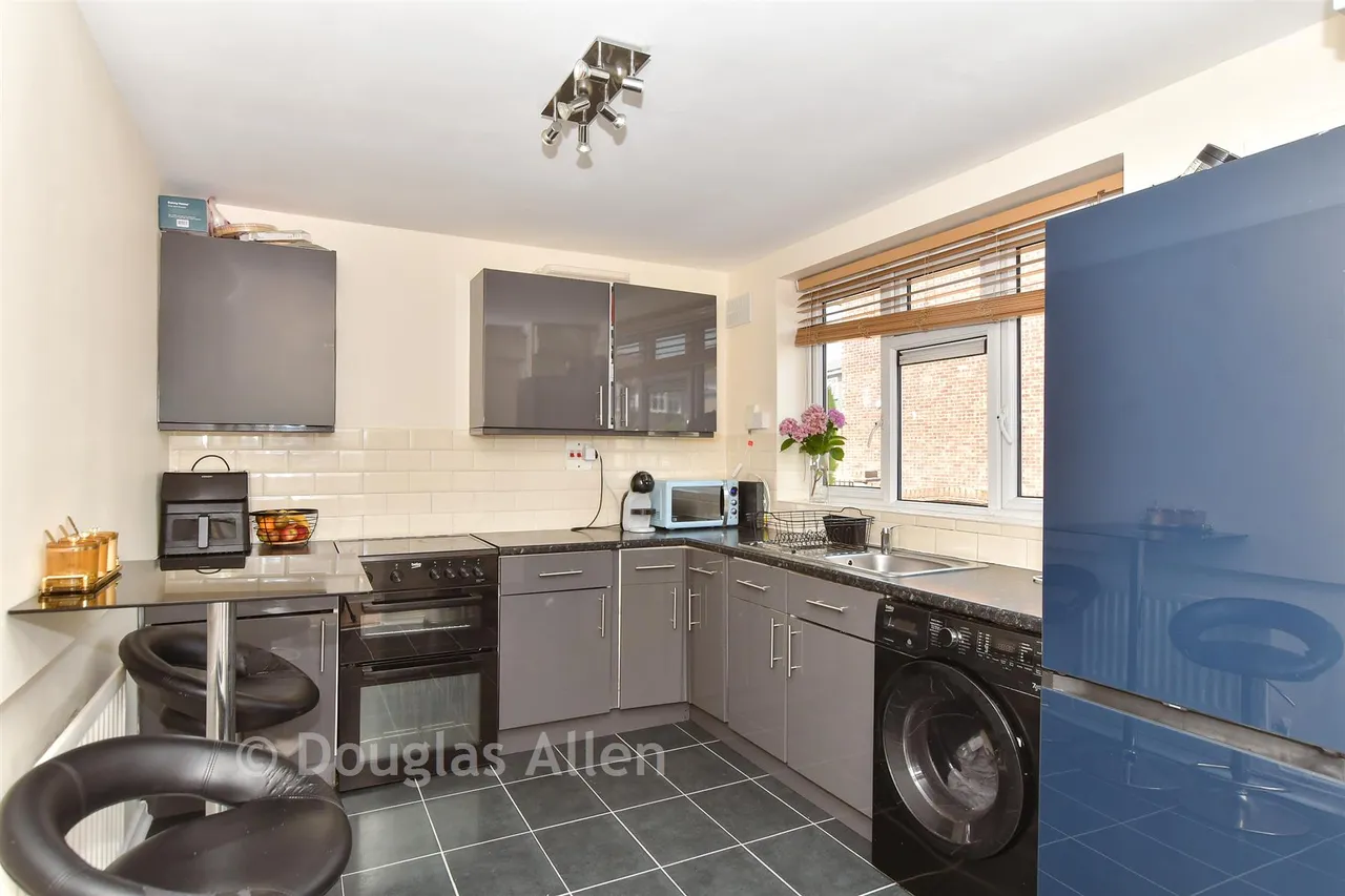 Grosvenor Drive, Hornchurch, RM11, photo 2