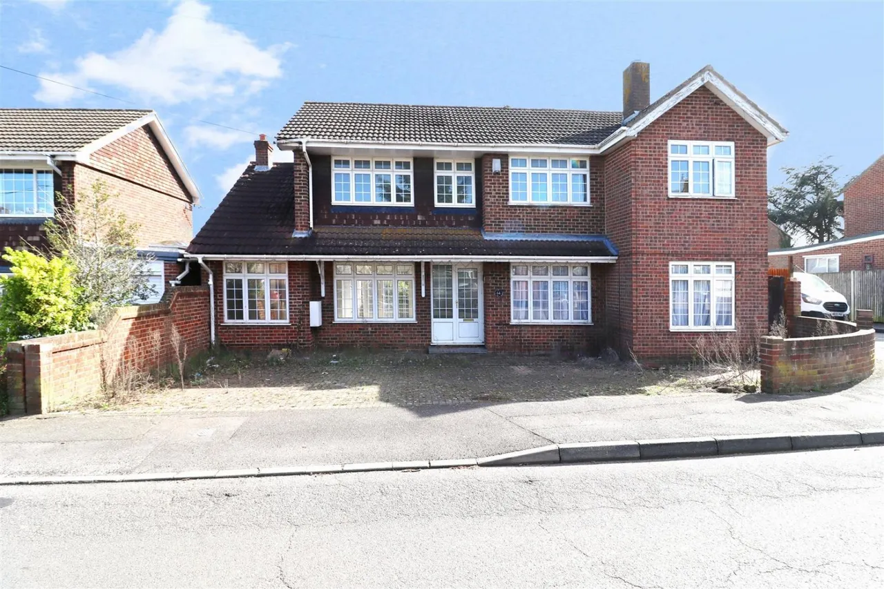 5 bed house for sale — Rochester Crescent, Hoo, Rochester