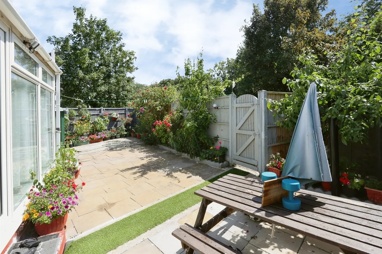 St. Anns Crescent, Gosport, PO12, photo 2
