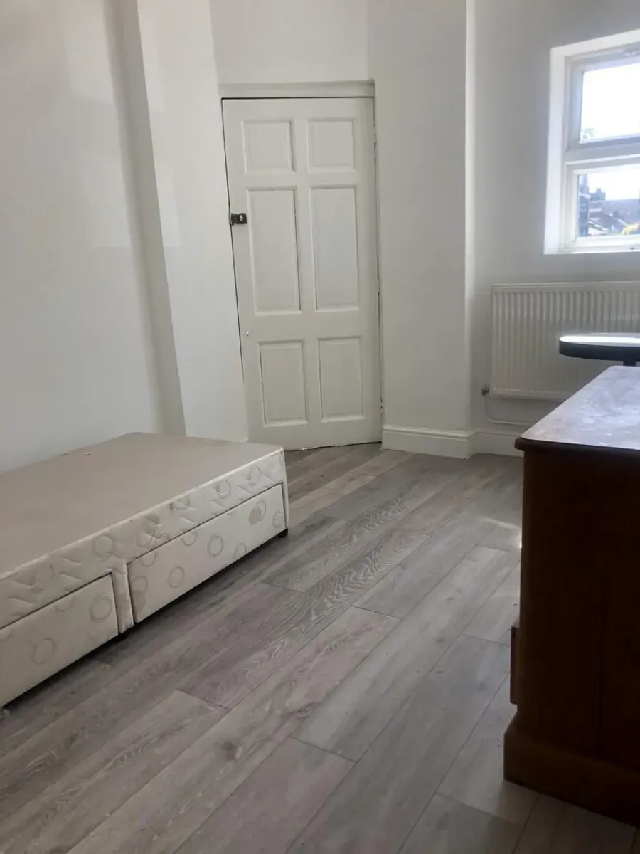 Brook Road South, Brentford, photo 6