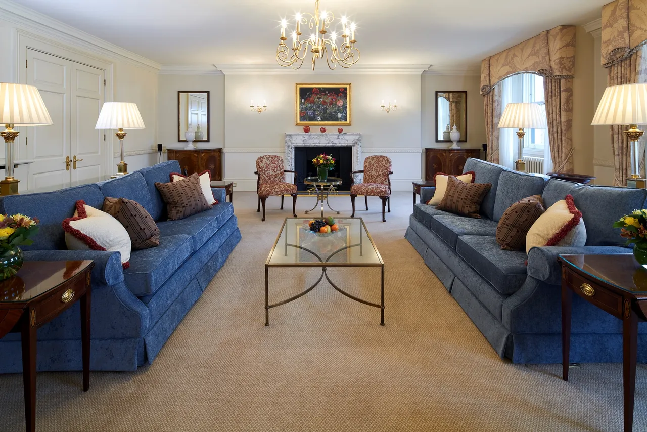3 bed flat to rent — Hyde Park Gate, Kensington, London