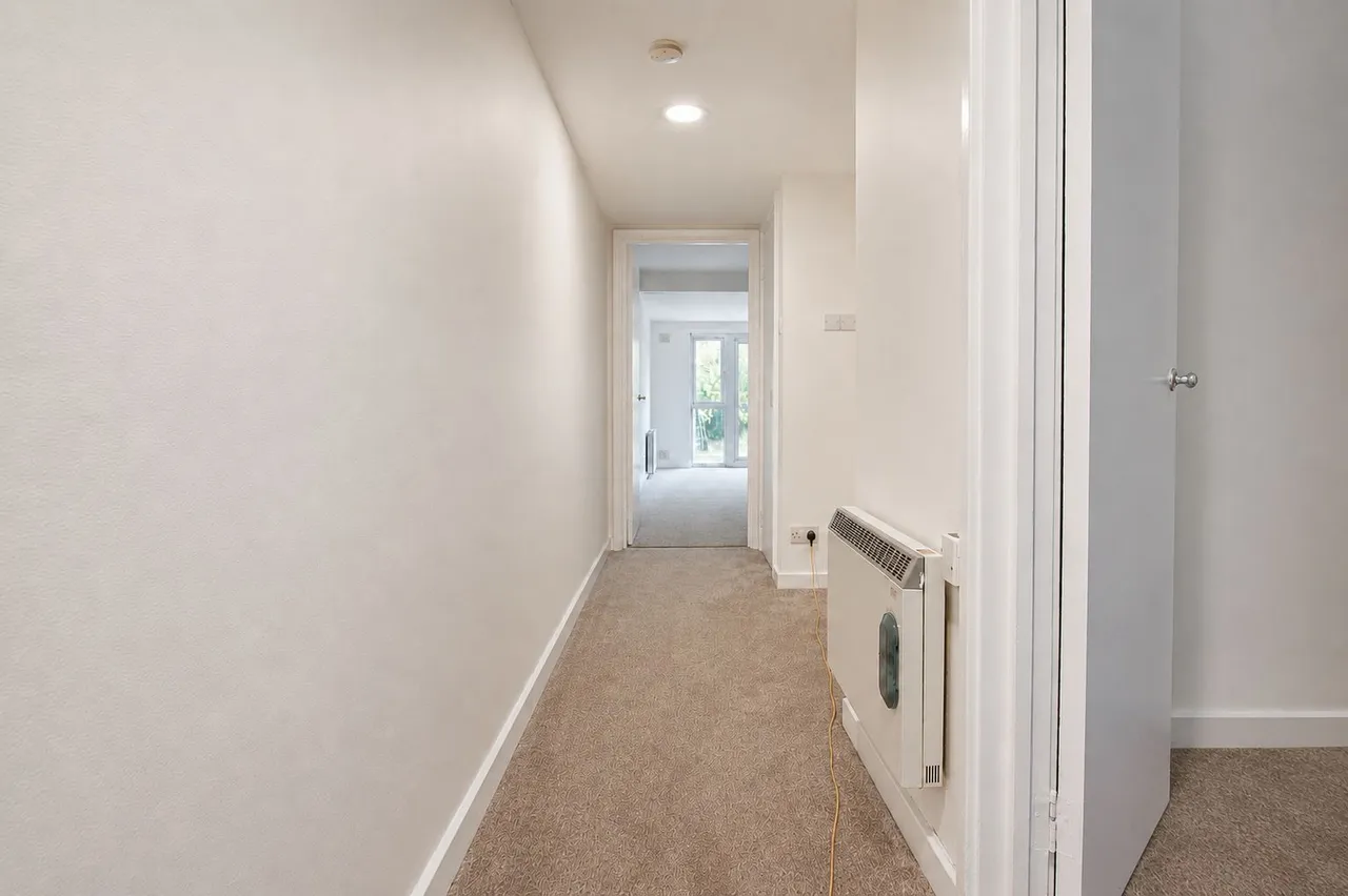 Clarendon Road, Wallington, photo 3
