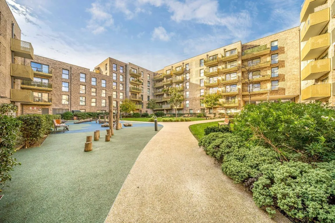 2 bed flat for sale, Selbourne Avenue, TW3