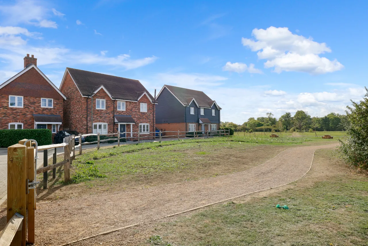 Drewell Close, Horley, RH6, photo 2