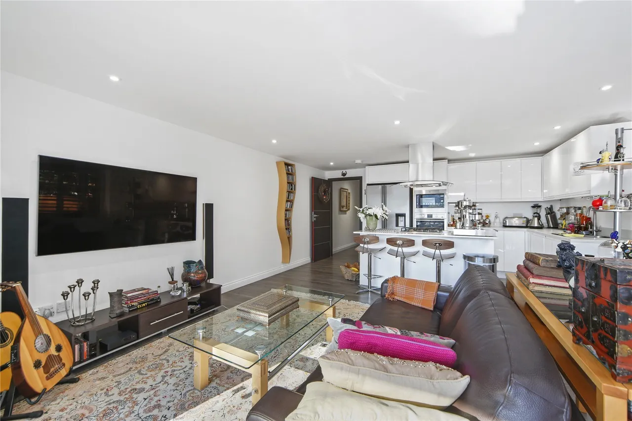 London Street, Chertsey, KT16, photo 3