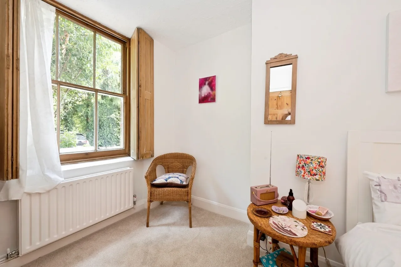 Portsmouth Road, Esher, KT10, photo 4