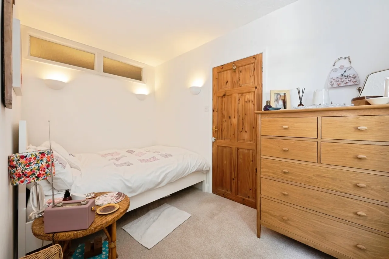Portsmouth Road, Esher, KT10, photo 6