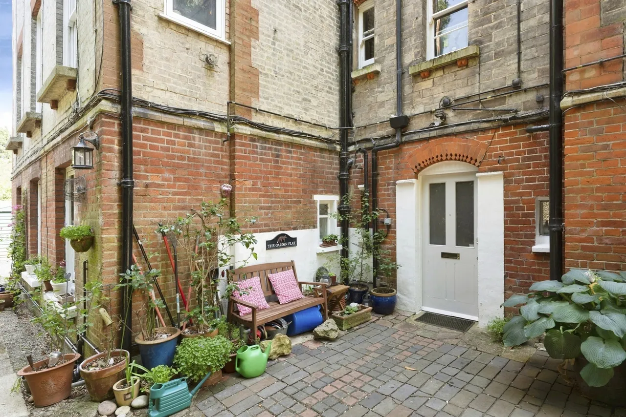 Portsmouth Road, Esher, KT10, photo 8
