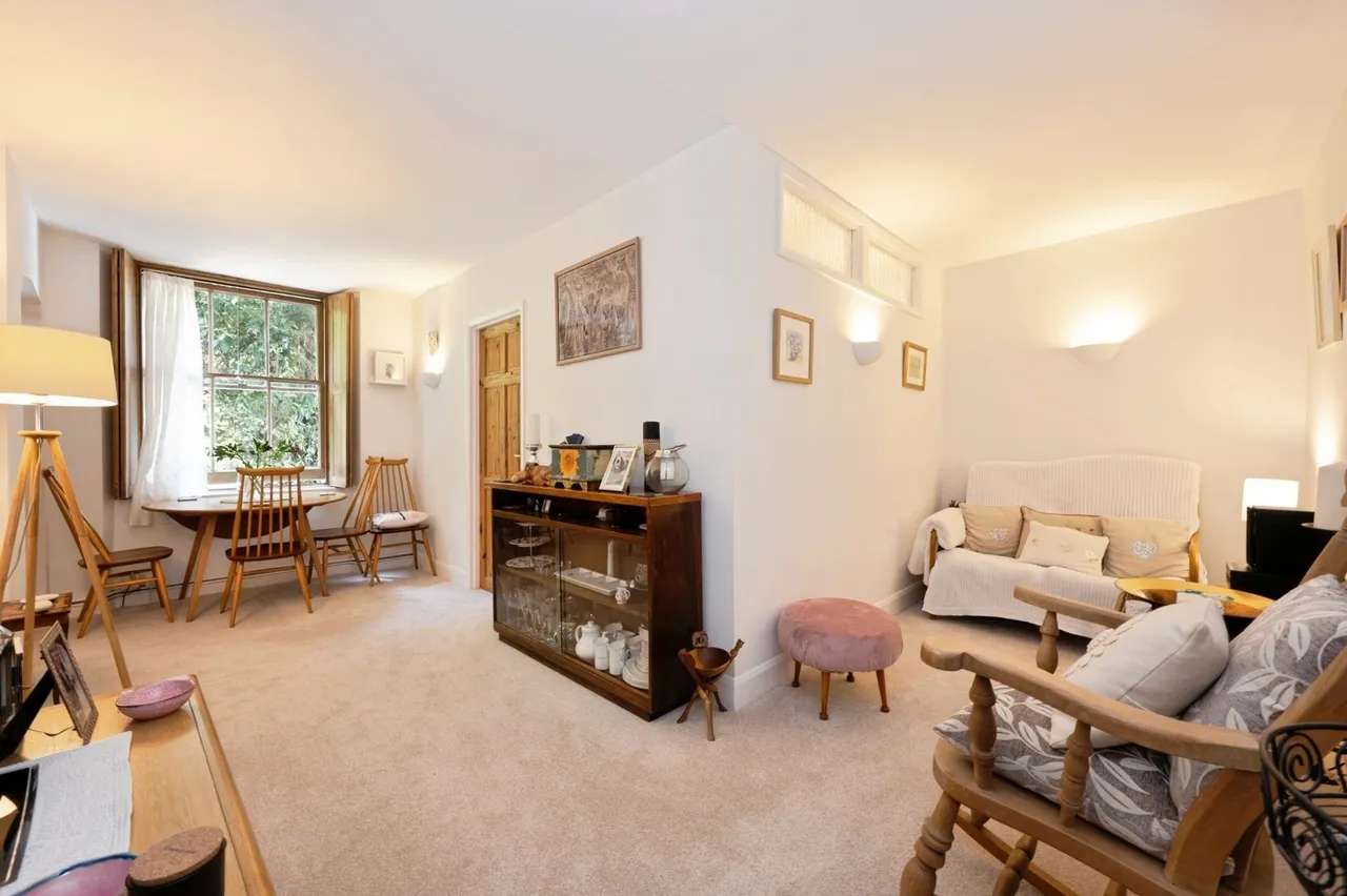 1 bed flat for sale, Portsmouth Road, Esher, KT10