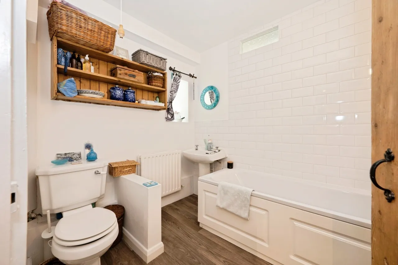 Portsmouth Road, Esher, KT10, photo 9
