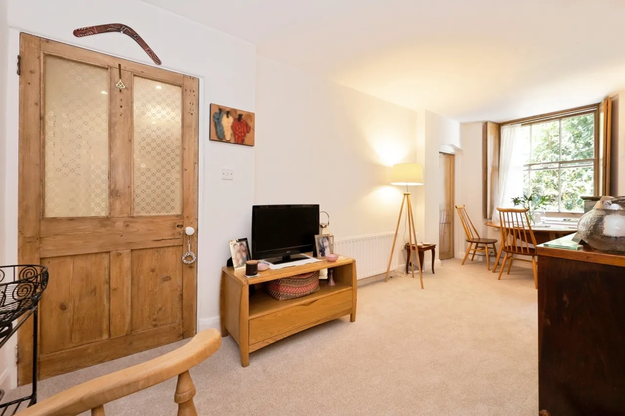 Portsmouth Road, Esher, KT10, photo 10
