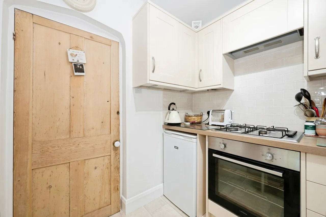 Portsmouth Road, Esher, KT10, photo 11