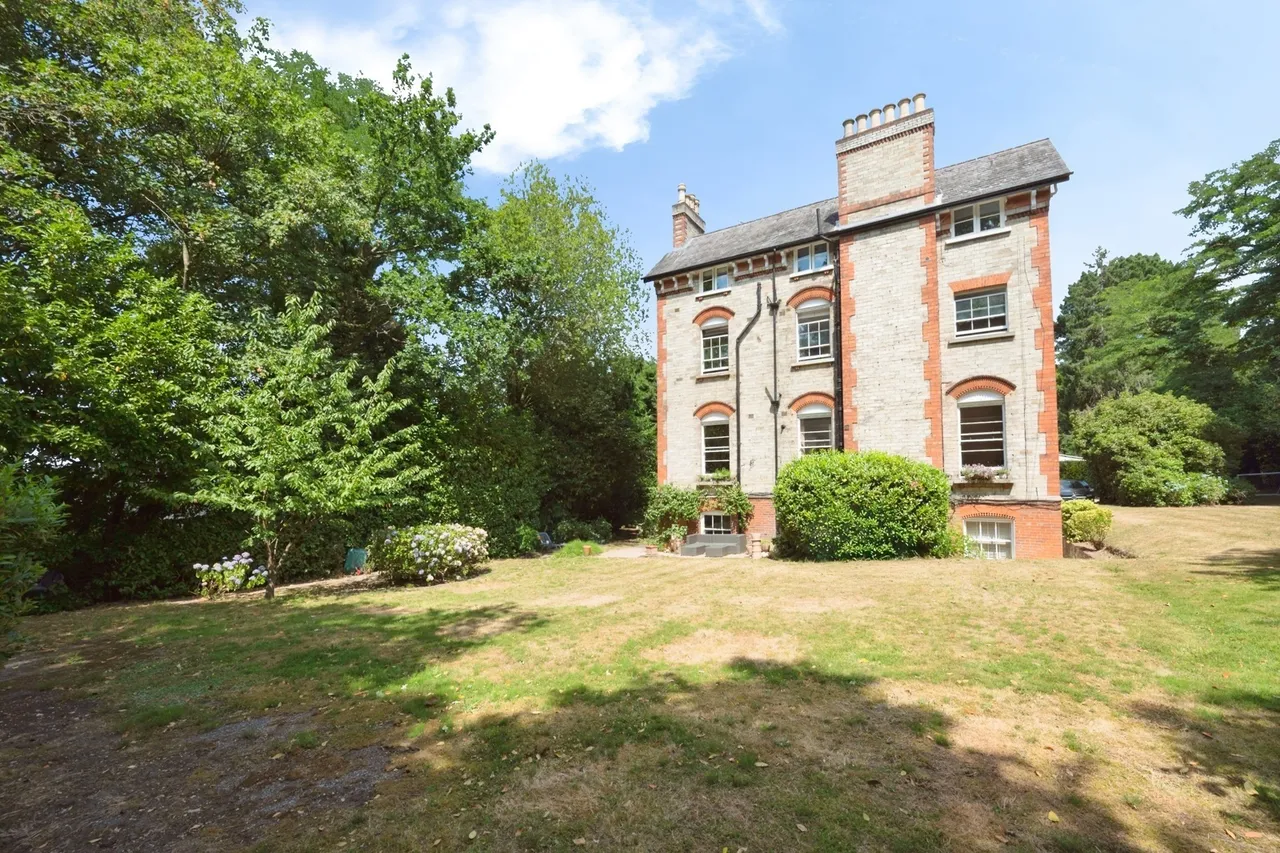 Portsmouth Road, Esher, KT10, photo 2