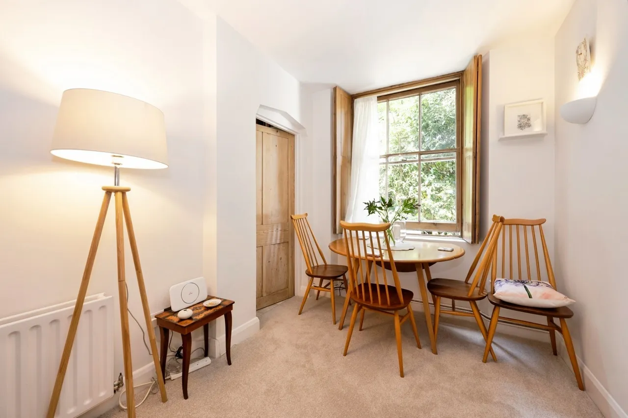 Portsmouth Road, Esher, KT10, photo 12
