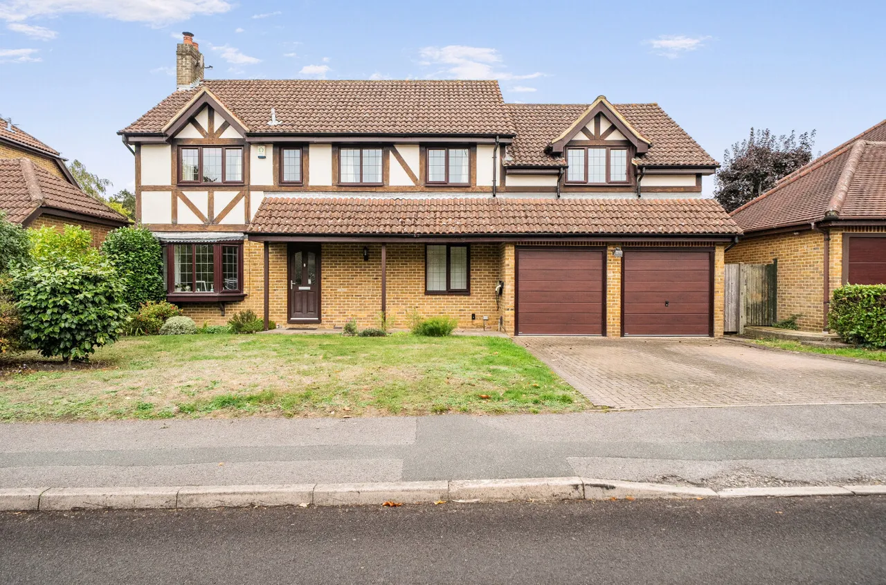 5 bed house for sale, Manor Park Drive, Finchampstead, RG40