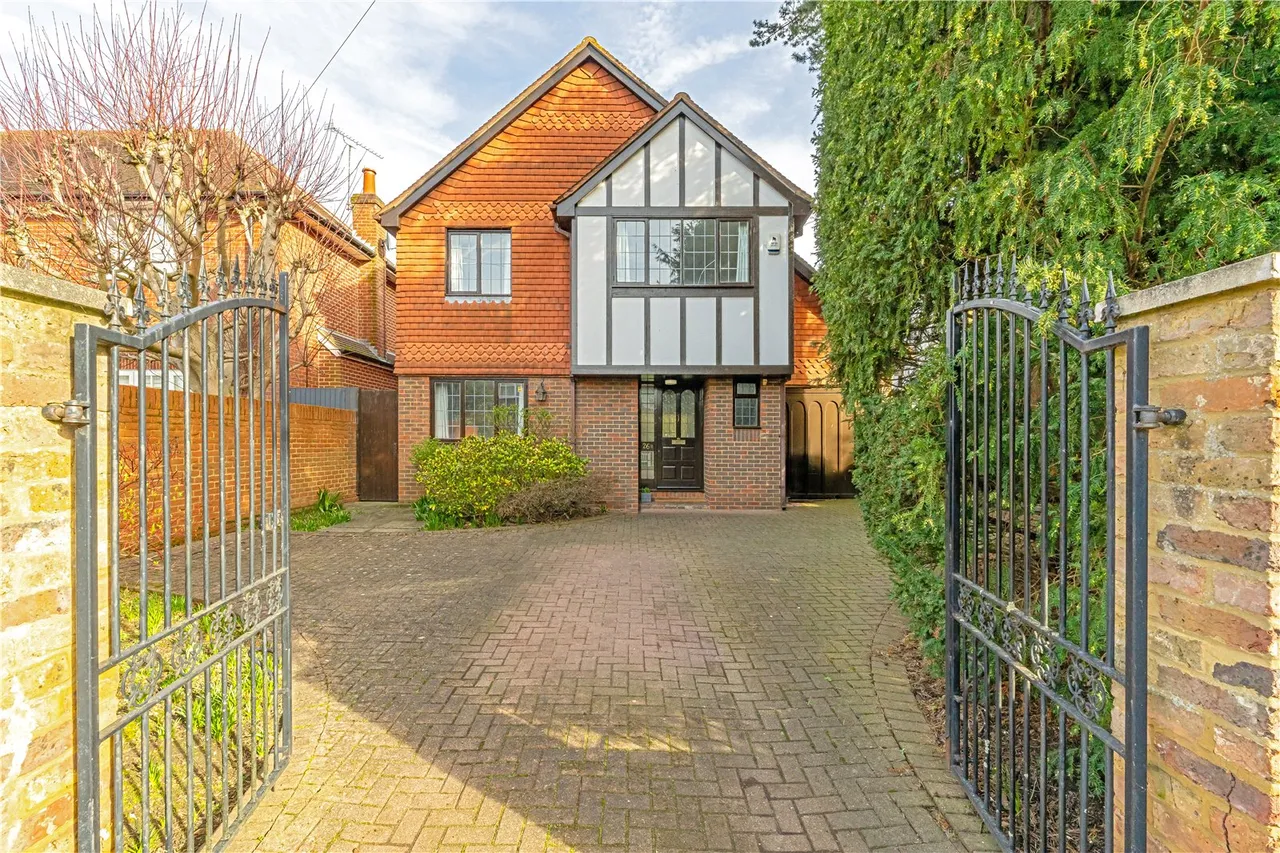 4 bed house for sale — Nightingale Road, Hampton, Middlesex, TW12 3HX