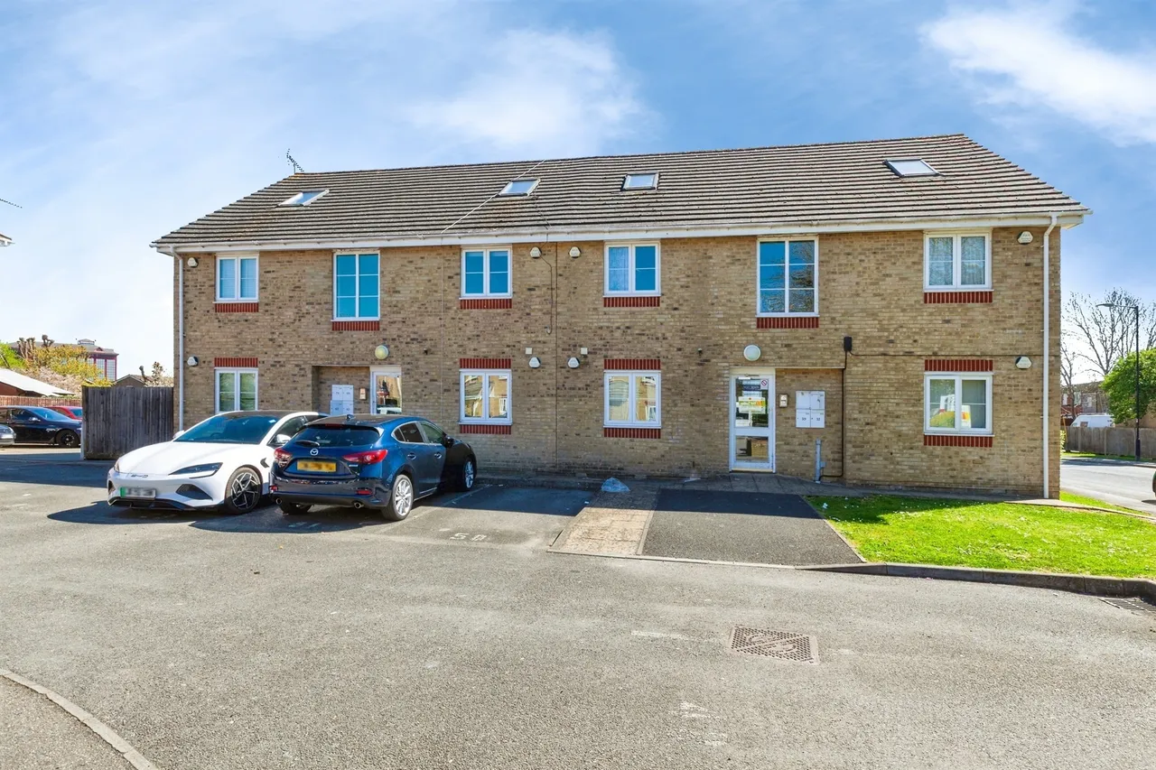 2 bed flat for sale, Telford Drive, Slough, SL1
