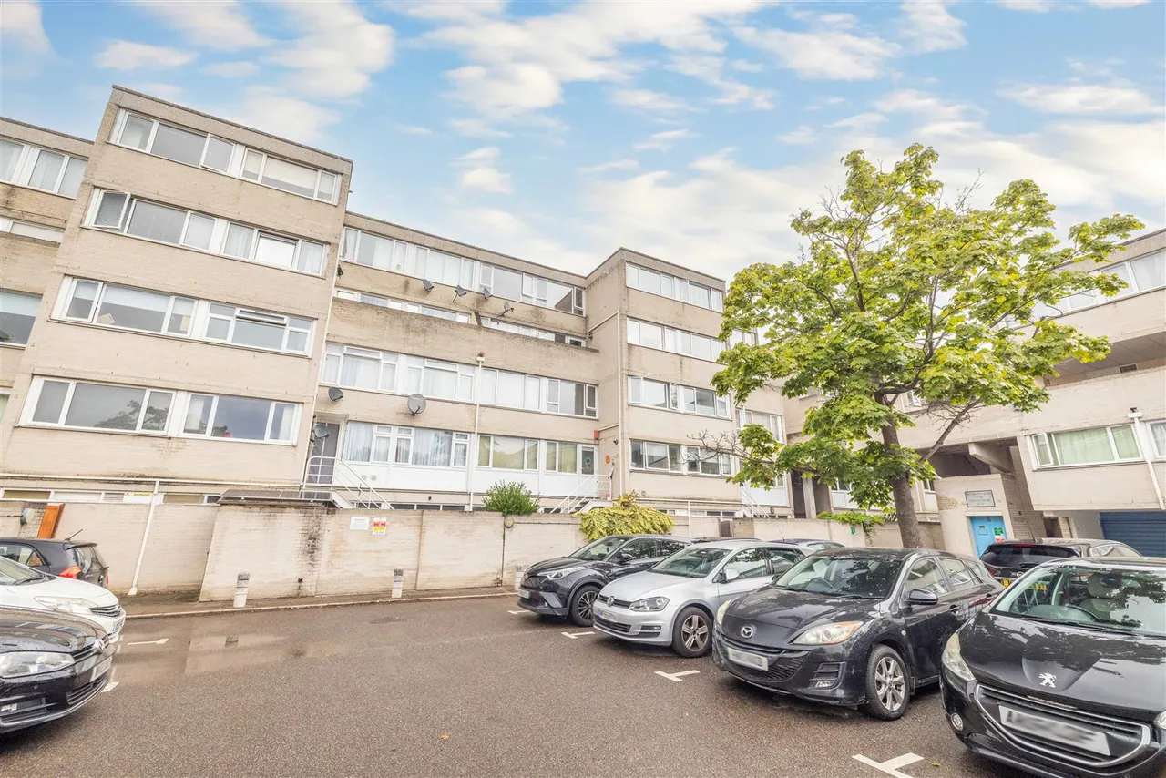 2 bed flat for sale — Christian Square, Windsor, SL4 1TD