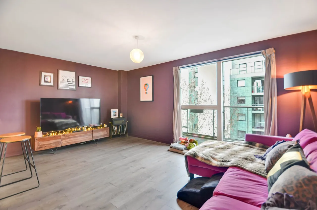 3 bed flat for sale — Metropolitan House, Pump House Crescent, TW8 0HA