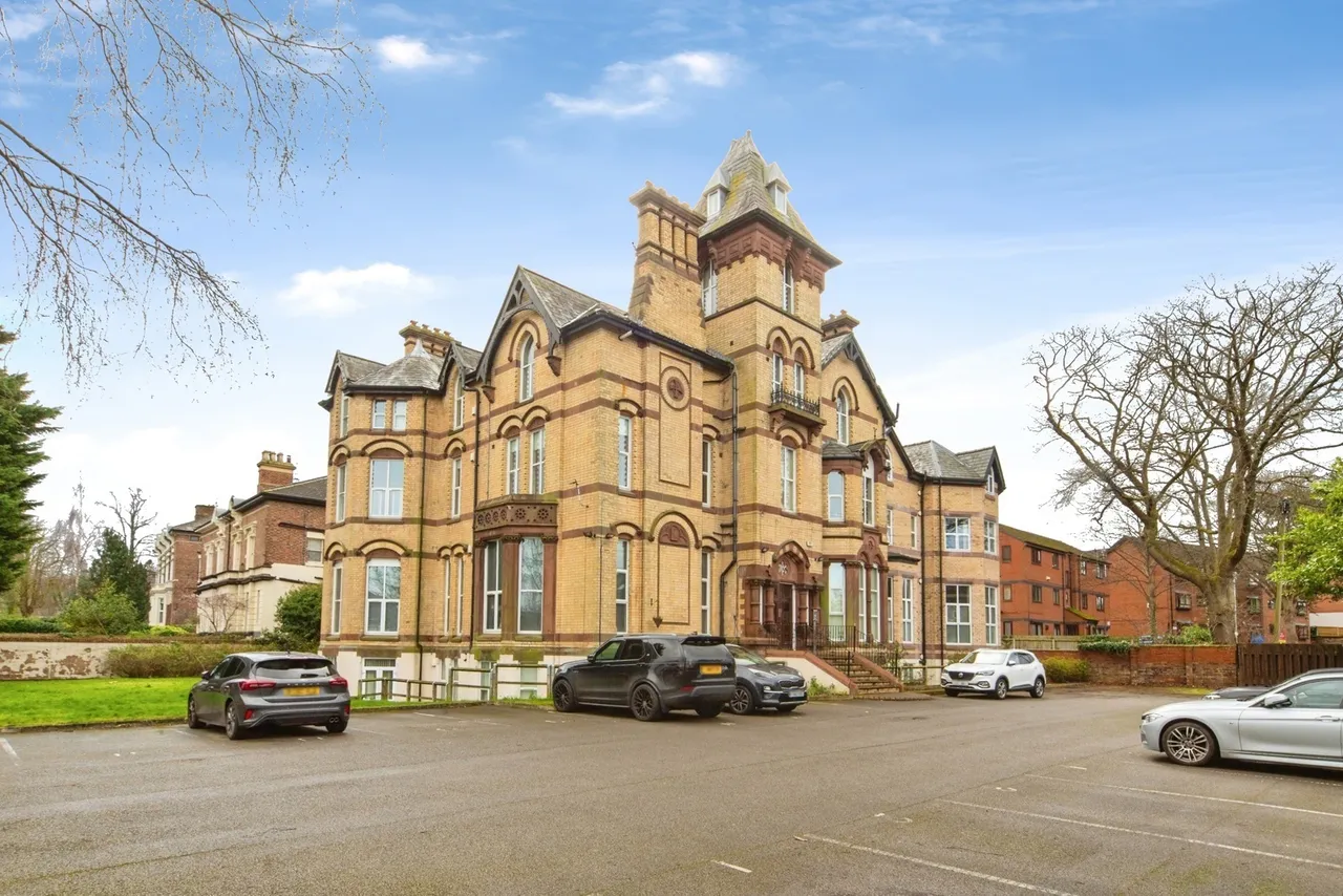 2 bed flat for sale, Beresford Road, Prenton, CH43