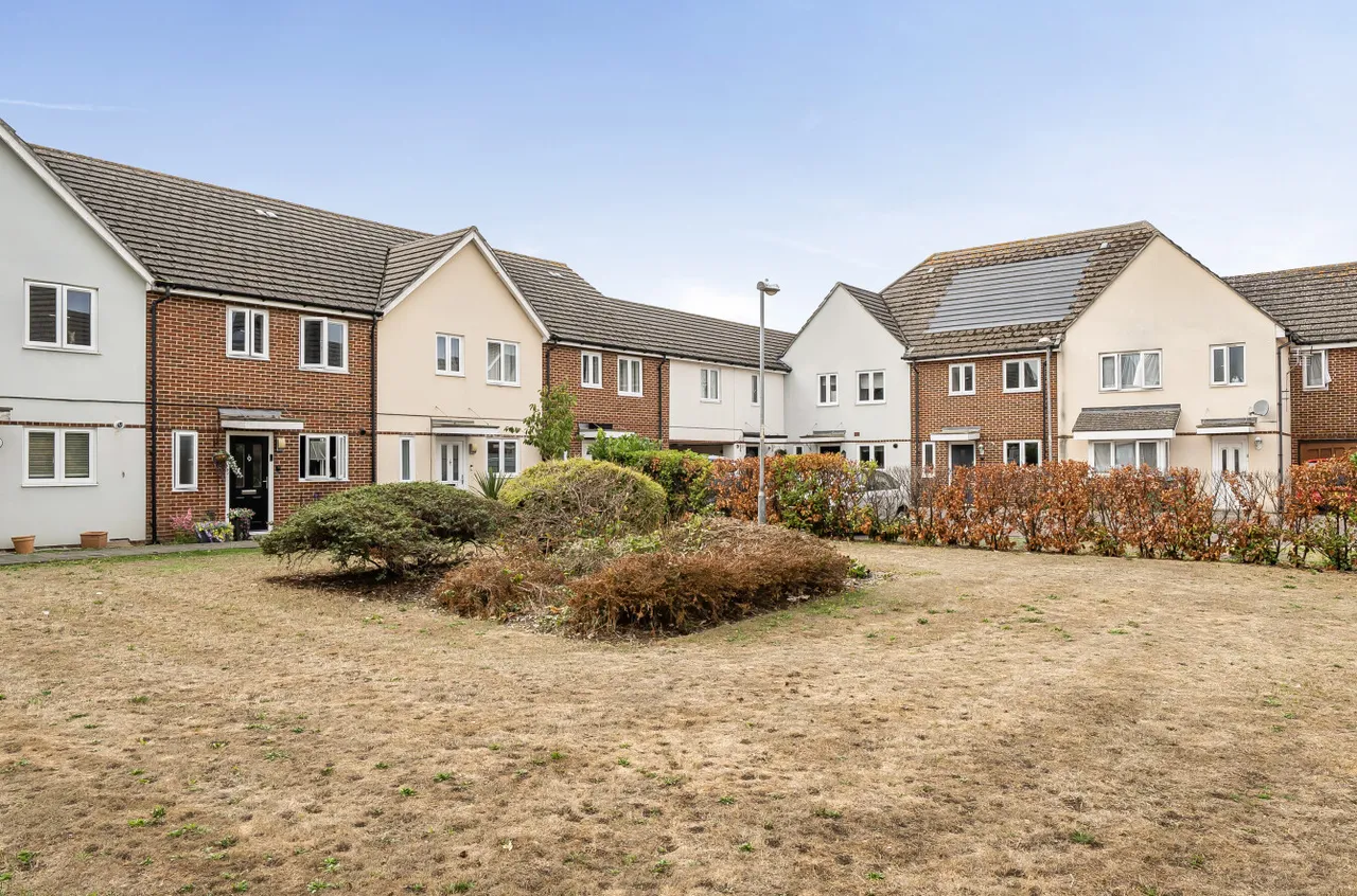 2 bed flat for sale, Chandlers Close, West Molesey, KT8
