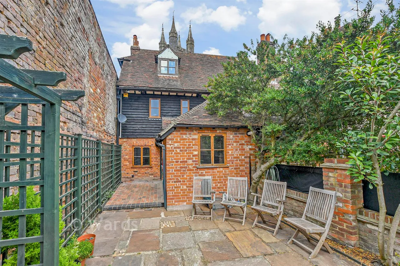Church Yard, Ashford, TN23, photo 8