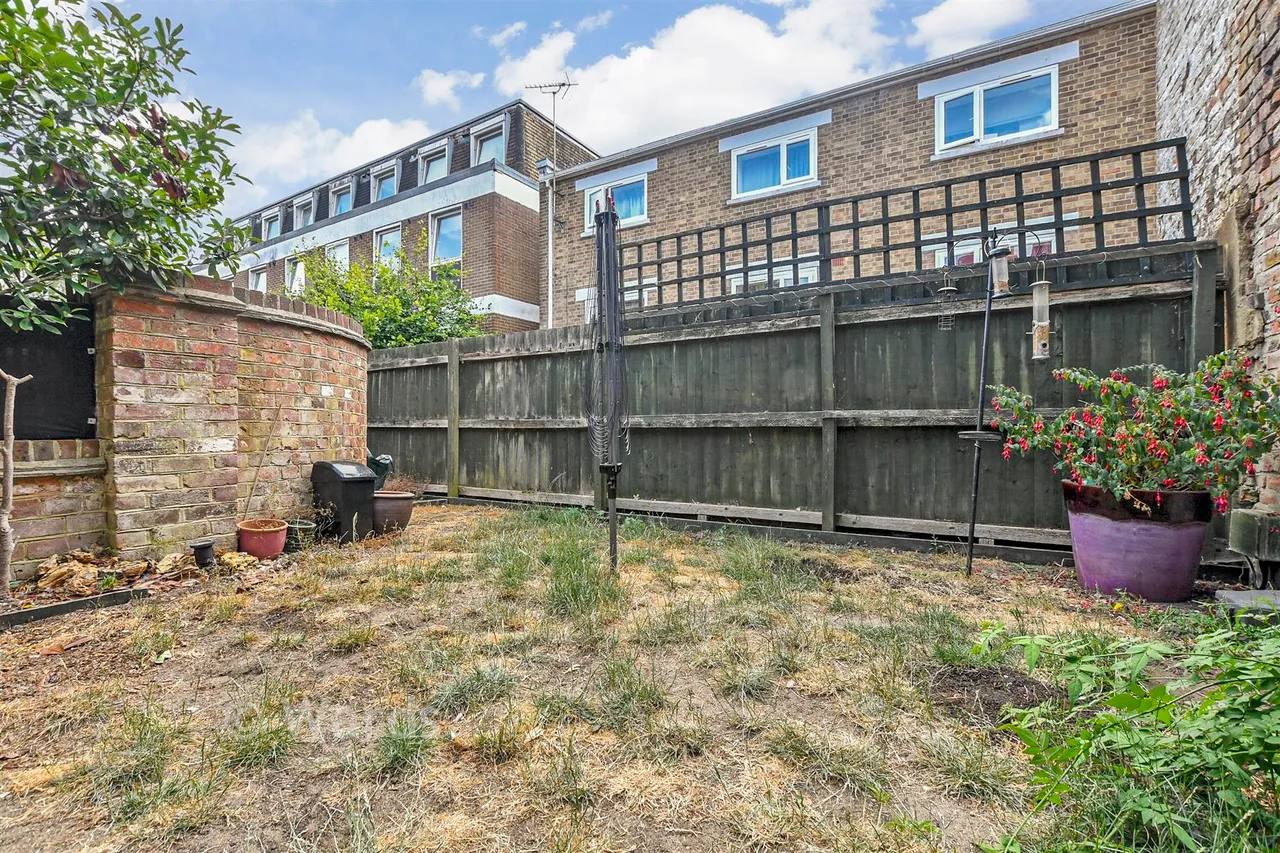 Church Yard, Ashford, TN23, photo 10