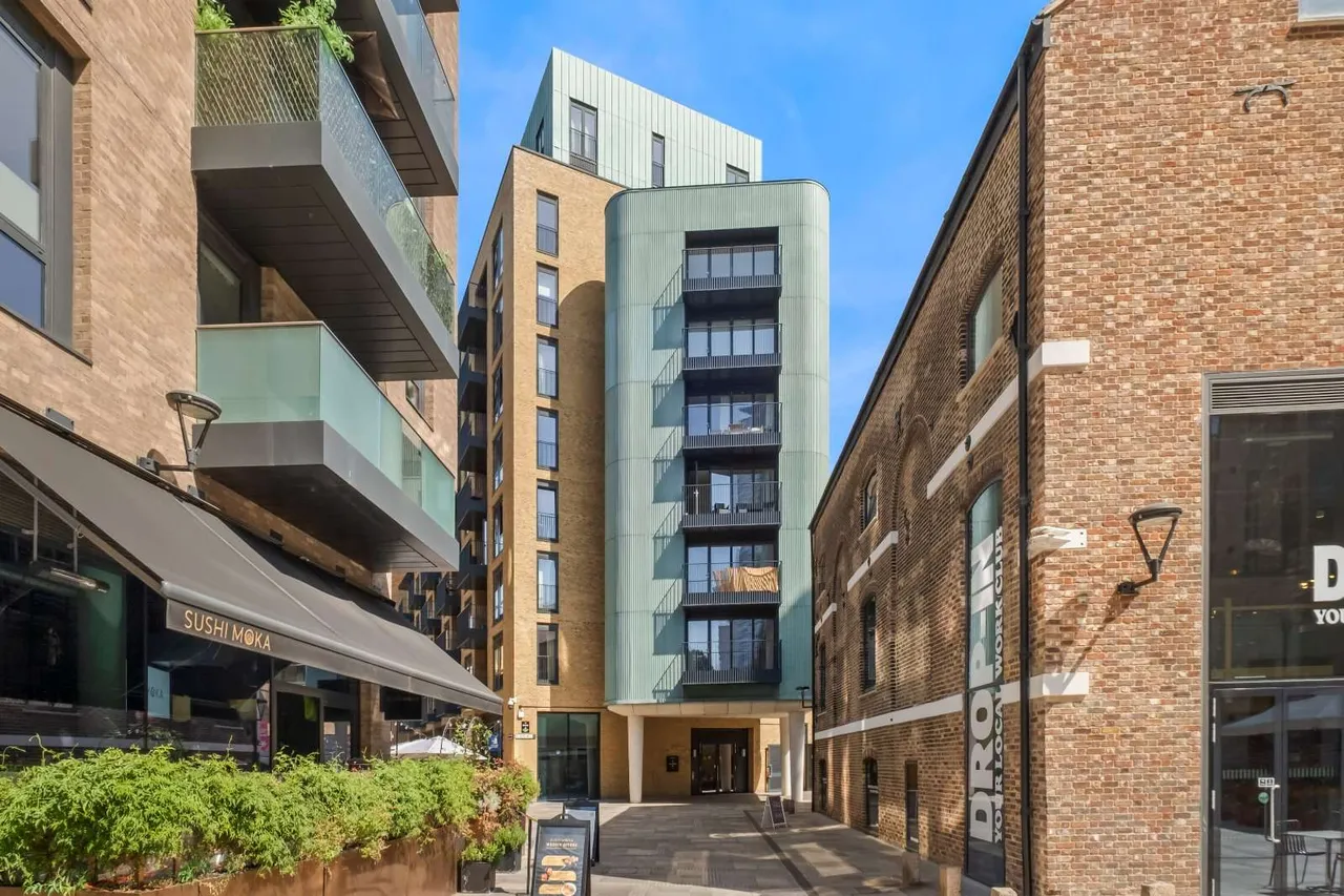 4 bed flat for sale, Bellwether Lane, London, SW18