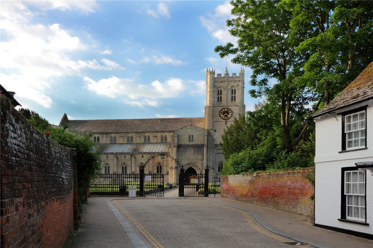 104 Bargates, Christchurch, Dorset, BH23, photo 2
