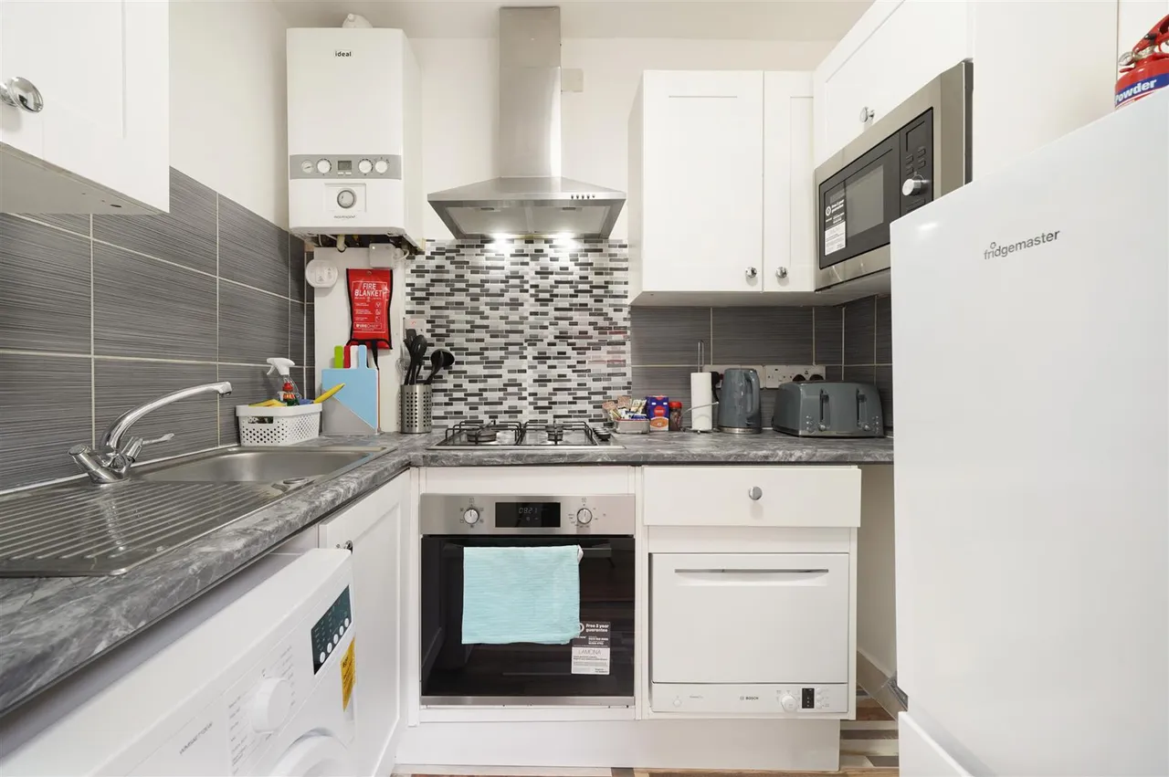Eton Avenue, Wembley, HA0, photo 3