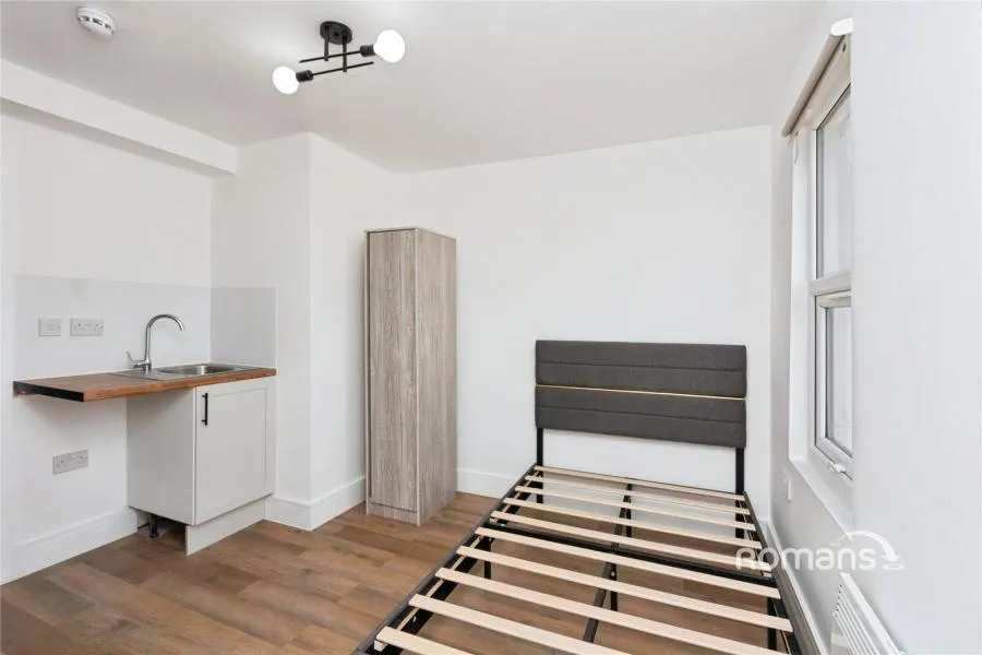 1 bed property to rent, Ash Road, Aldershot, GU12