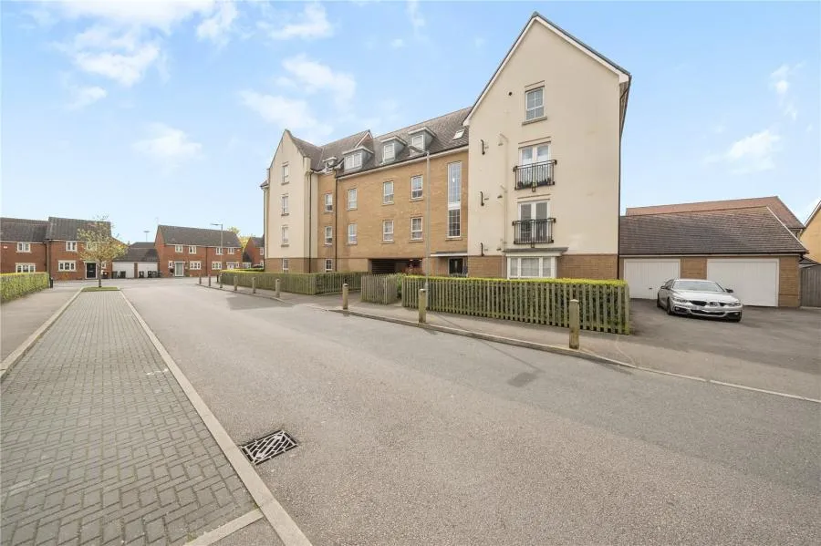 2 bed flat for sale, Design Drive, Dunstable, LU6