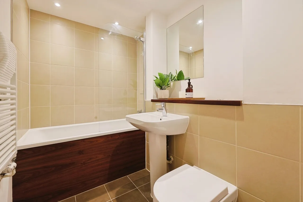 Plough Road, London, SW11, photo 9
