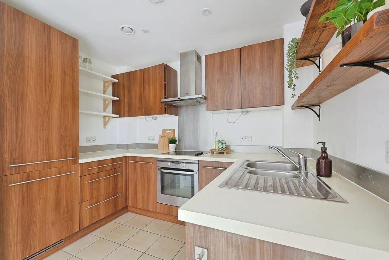 Plough Road, London, SW11, photo 8