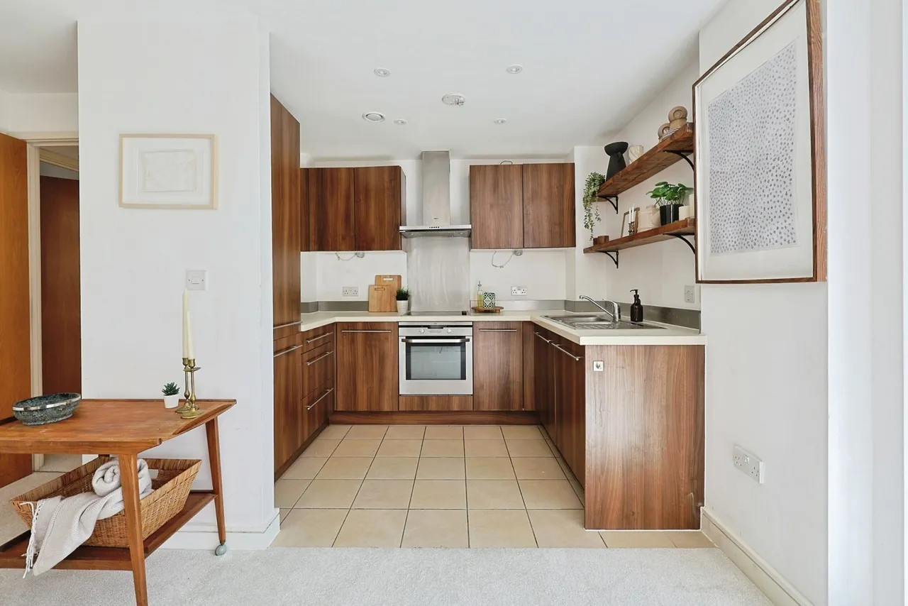 Plough Road, London, SW11, photo 14