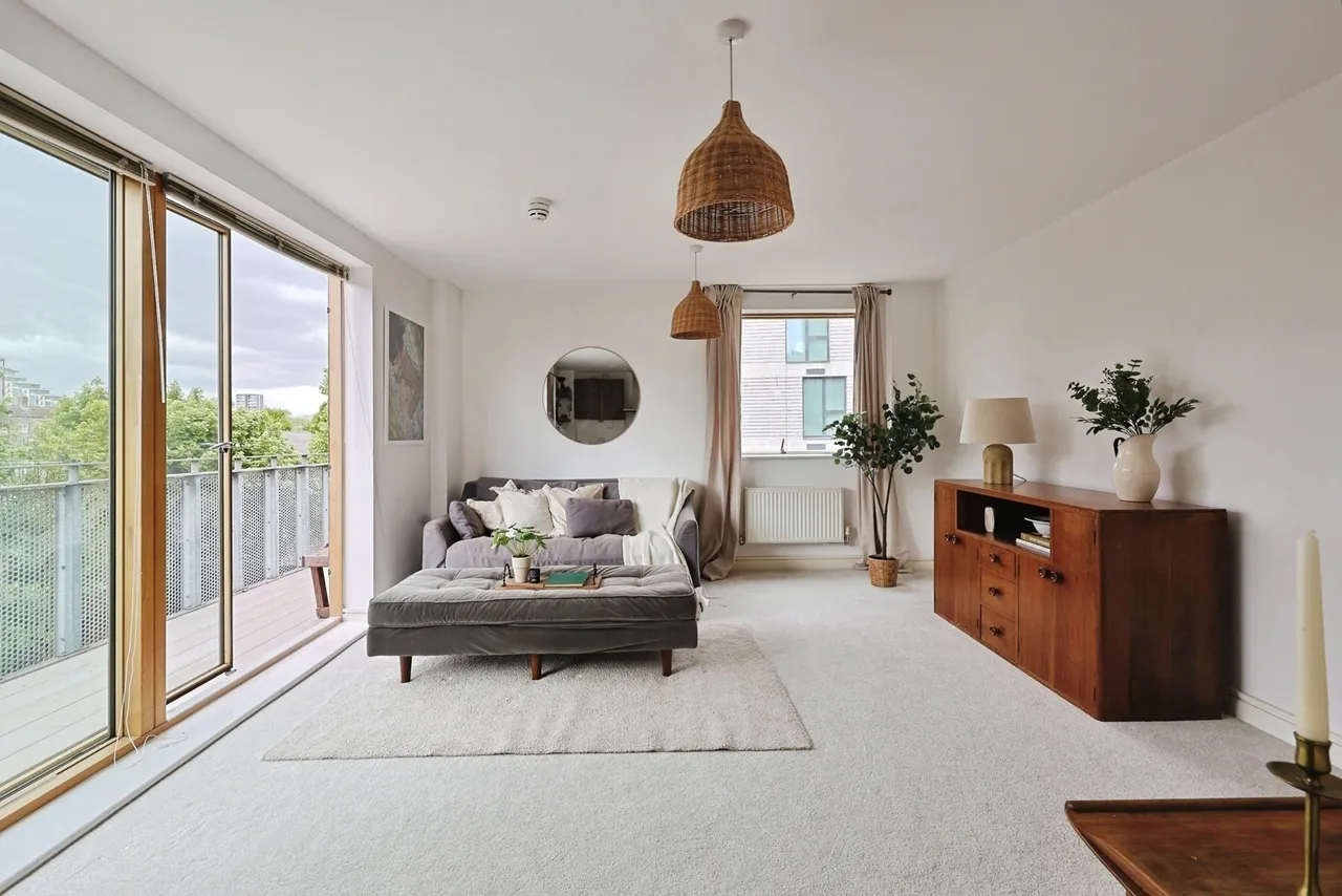 Plough Road, London, SW11, photo 5