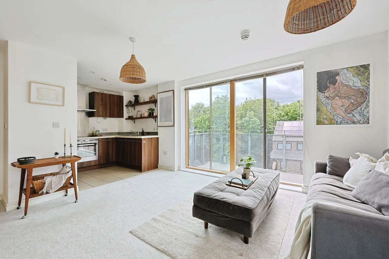 2 bed flat for sale — Plough Road, London, SW11