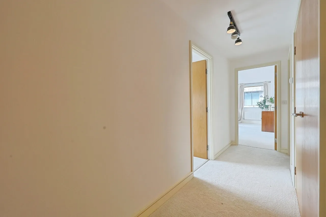 Plough Road, London, SW11, photo 17