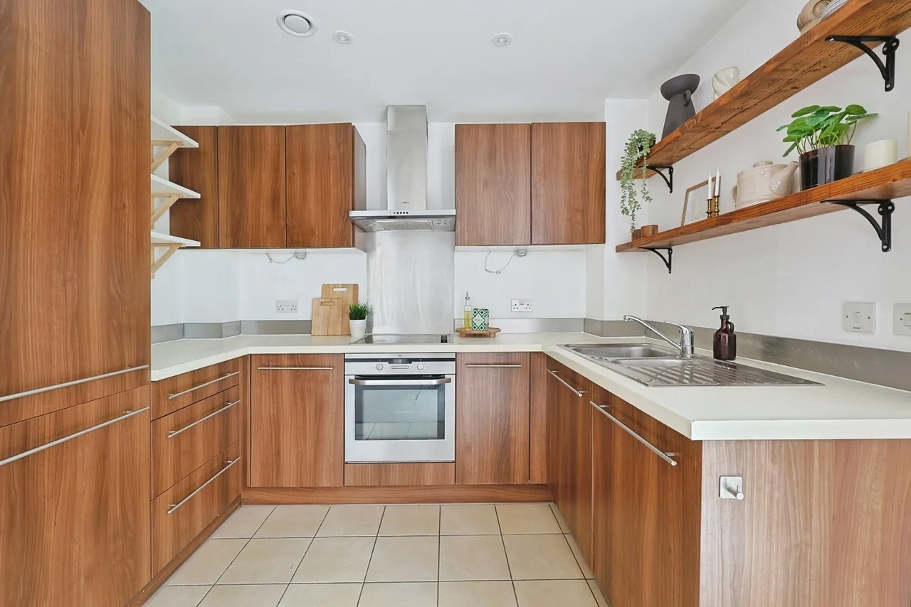 Plough Road, London, SW11, photo 3