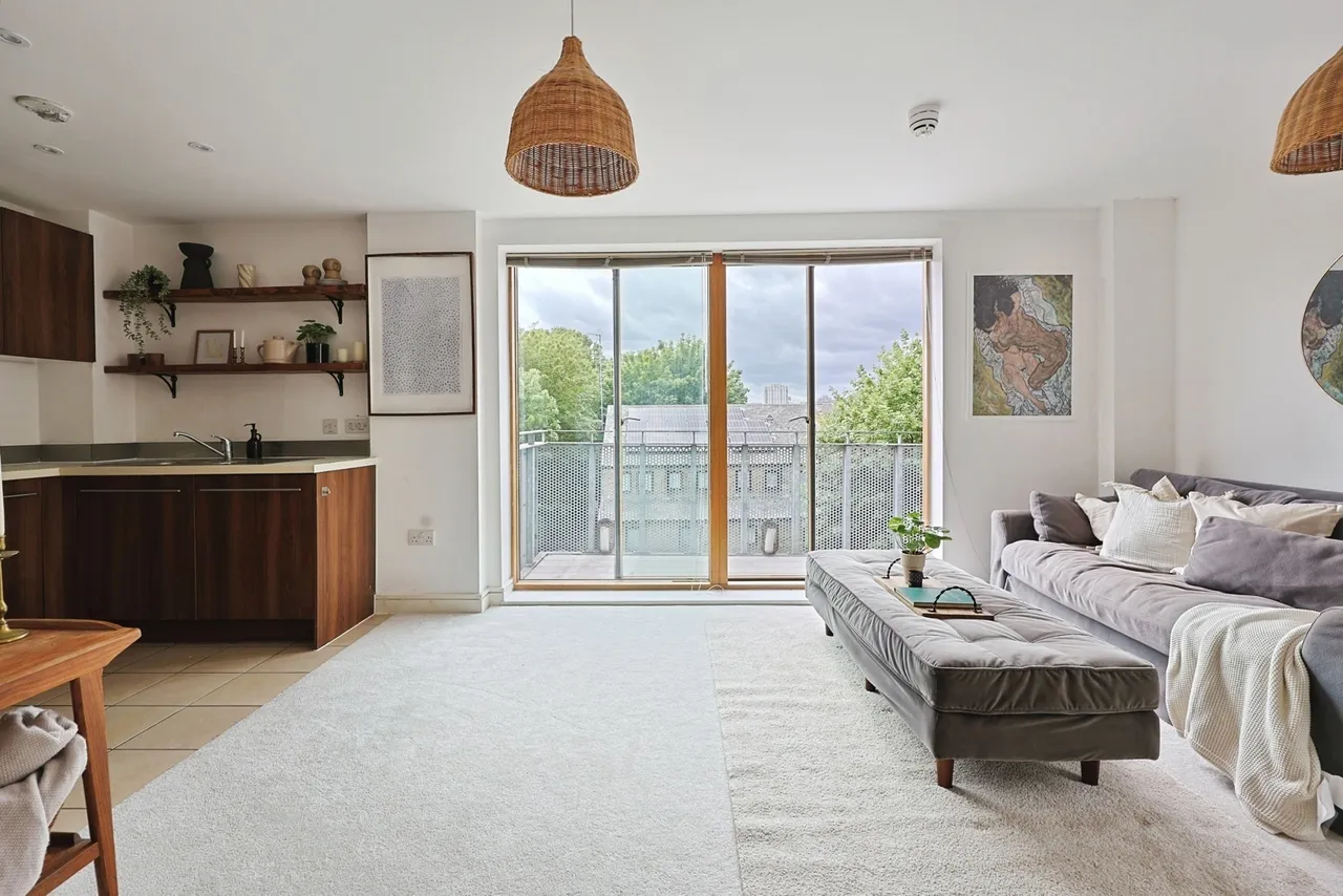 Plough Road, London, SW11, photo 4