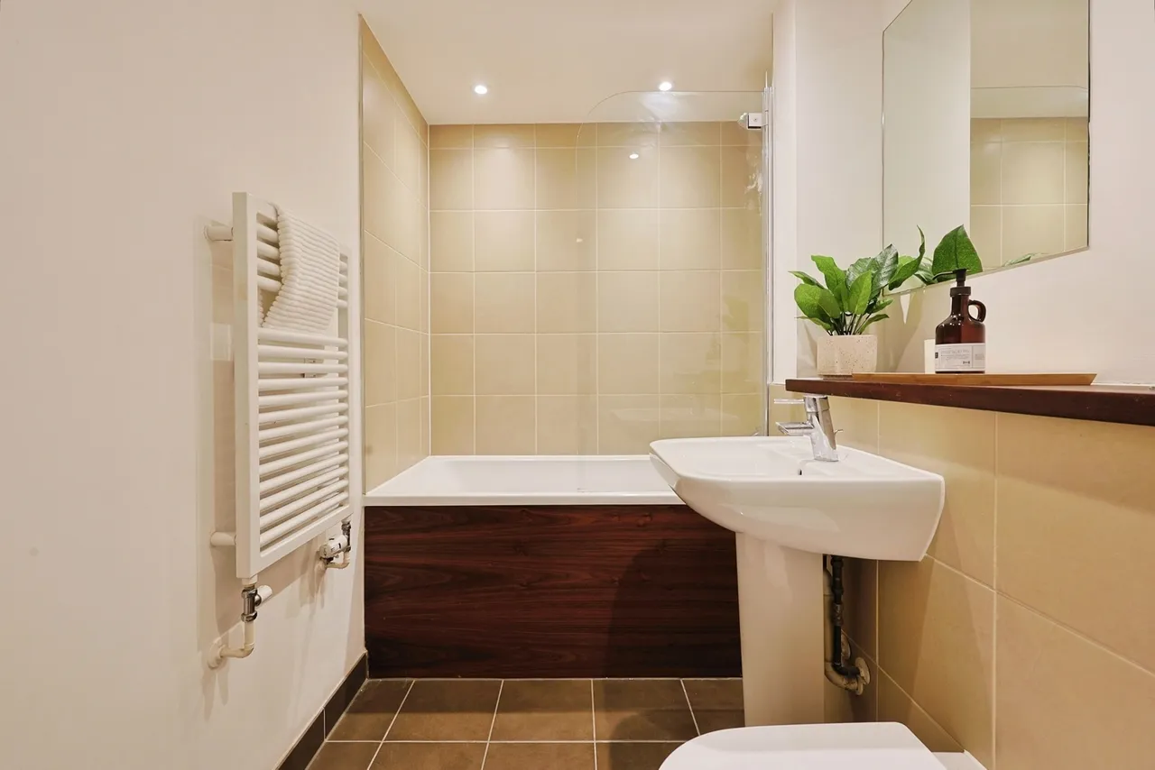 Plough Road, London, SW11, photo 15
