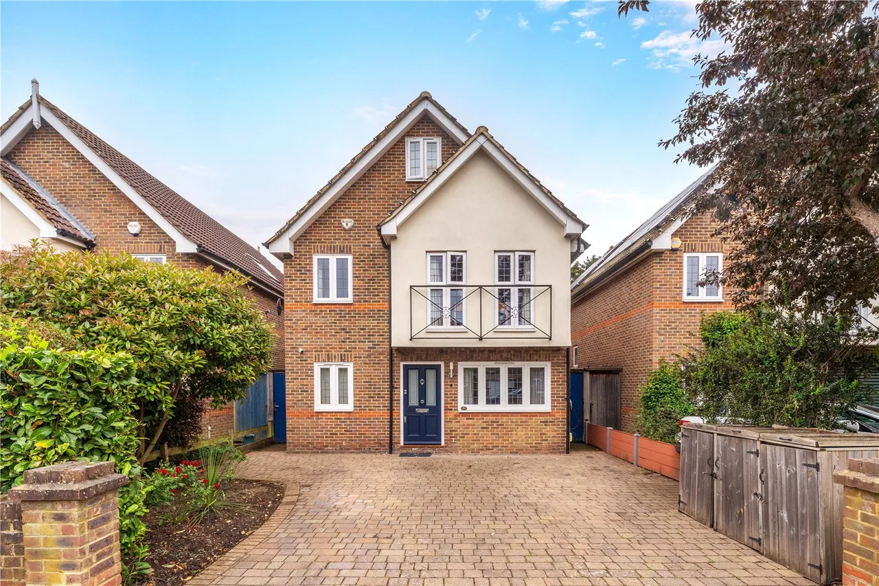 6 bed house for sale — Nightingale Road, Hampton, TW12 3HZ