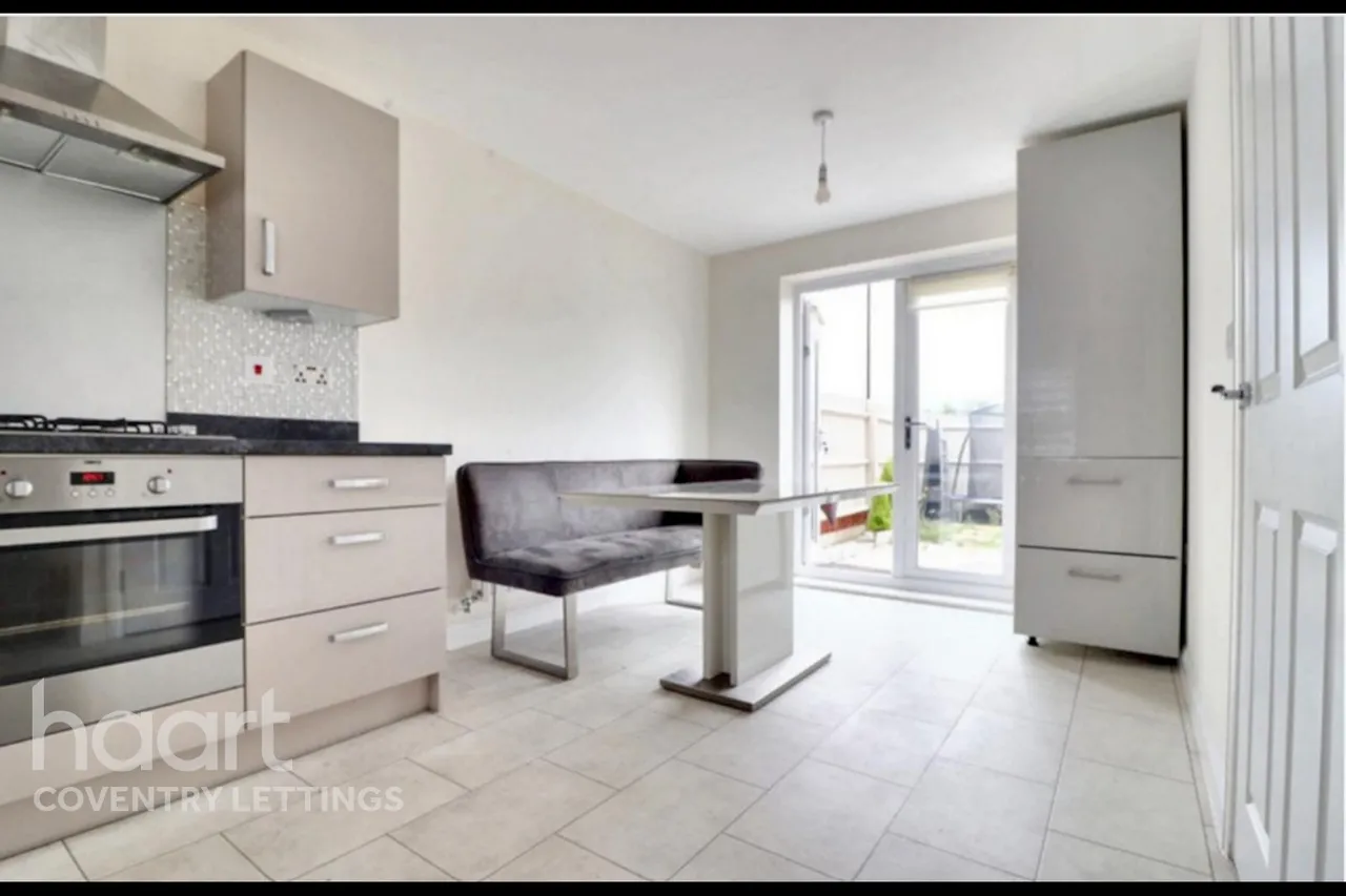 Queen Elizabeth Road, CV10, photo 4